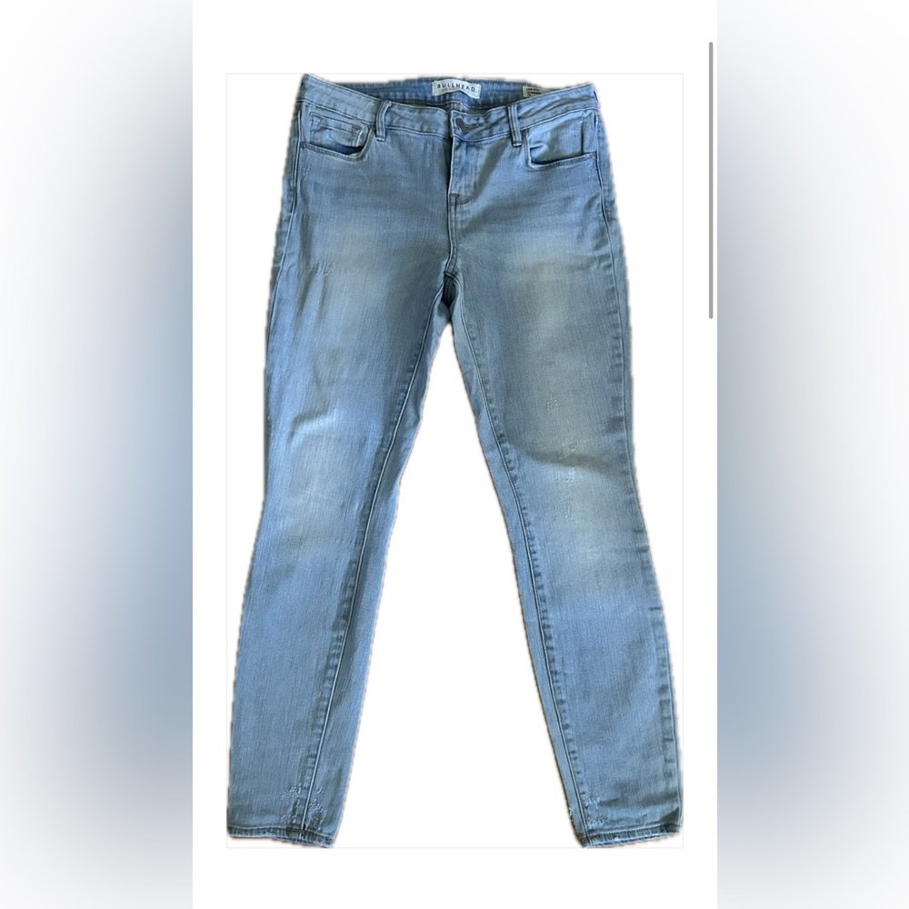 Bullhead Women's Light Blue Low Rise Lightly Distressed Skinny Jeans